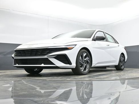 Used 2025 Hyundai Elantra Sport image 9