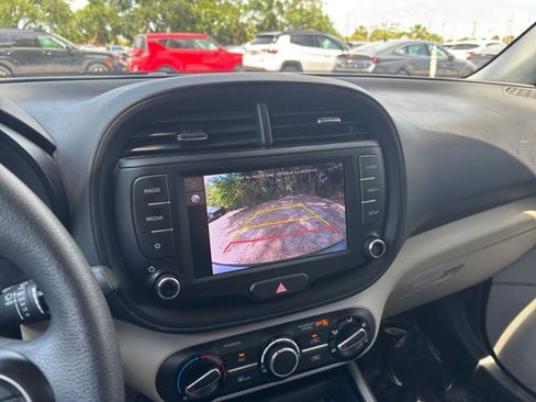 Used 2025 Kia Soul LX w/ LX Technology Package FWD image 23