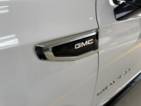 Used 2022 GMC Yukon SLT w/ SLT Premium Package image 5