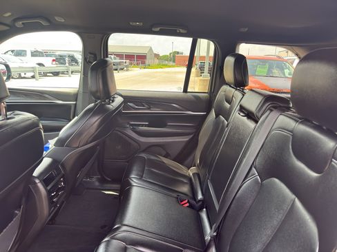 Used 2025 Jeep Grand Cherokee Limited AWD/4WD image 33