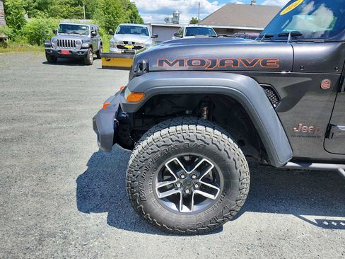 Used 2024 Jeep Gladiator Mojave w/ Convenience Group AWD/4WD image 10