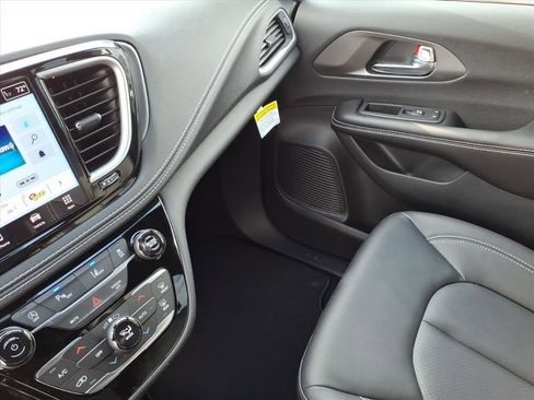 New 2026 Chrysler Pacifica Select image 13