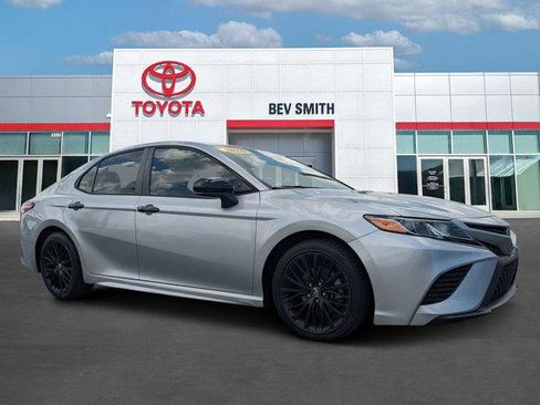Certified 2020 Toyota Camry SE image 1