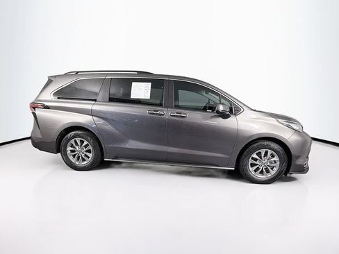 Used 2023 Toyota Sienna XLE FWD image 11
