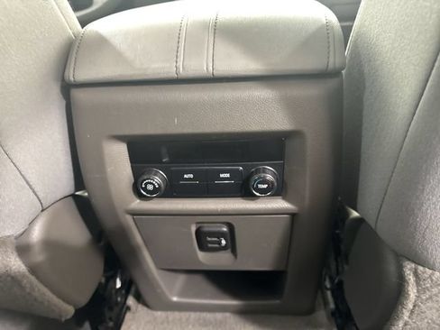 Used 2019 Chevrolet Traverse LT FWD image 21