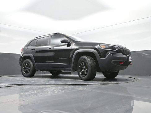 Used 2019 Jeep Cherokee Trailhawk w/ Cold Weather Group image 33