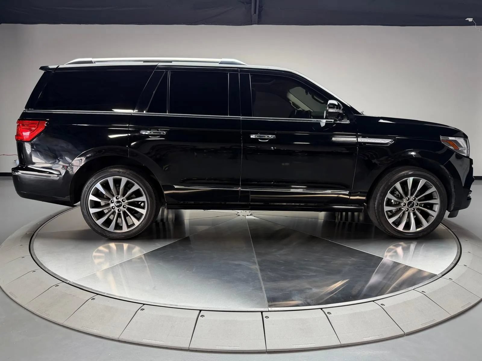 Used 2018 Lincoln Navigator Select AWD/4WD image 6