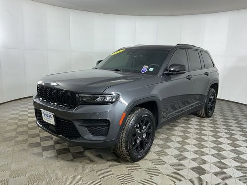 Used 2024 Jeep Grand Cherokee Altitude image 3