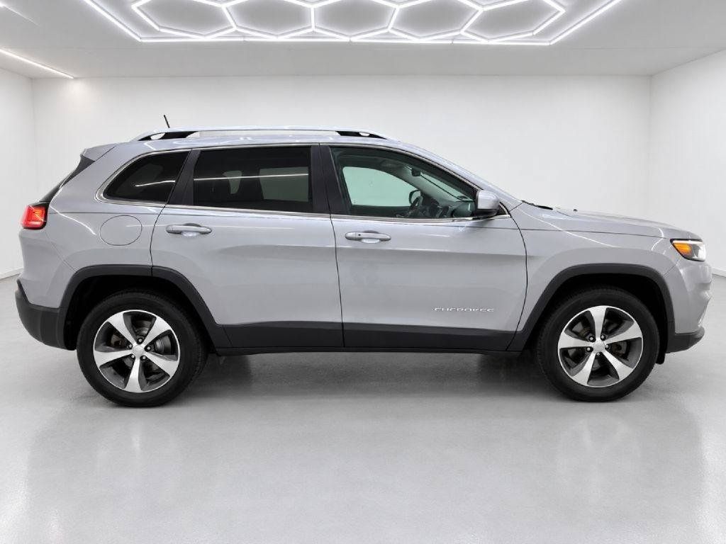 Used 2019 Jeep Cherokee Limited AWD/4WD image 2