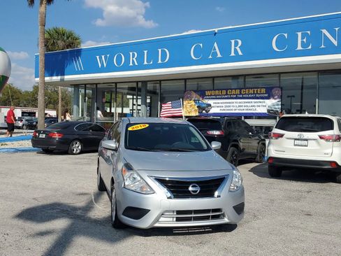 Used 2018 Nissan Versa SV image 2