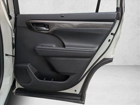 Used 2020 Toyota Highlander Limited image 23