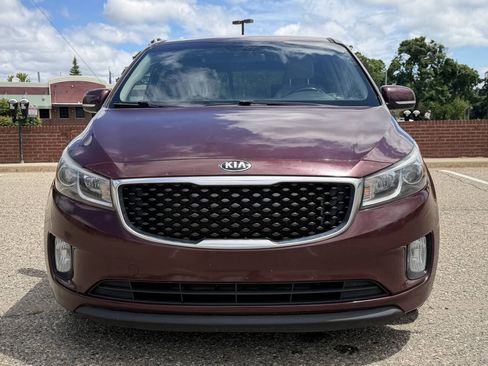 Used 2017 Kia Sedona LX w/ LX Essentials Premium Package FWD image 4