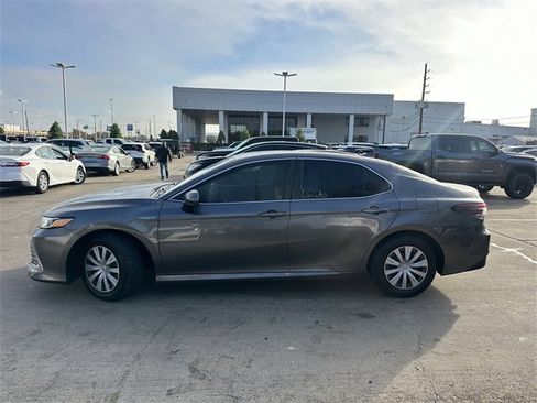 Used 2021 Toyota Camry LE image 8
