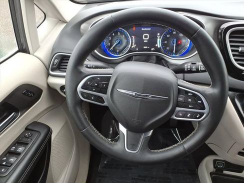 Used 2023 Chrysler Pacifica Touring-L image 22