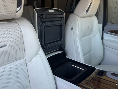 Used 2022 Cadillac Escalade Sport Platinum w/ LPO, ONYX Package image 28