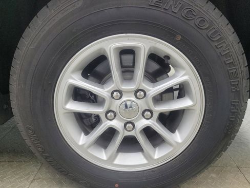 Used 2019 Jeep Grand Cherokee Laredo w/ Security & Convenience Group image 31