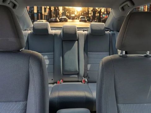 Used 2016 Toyota Camry SE image 19