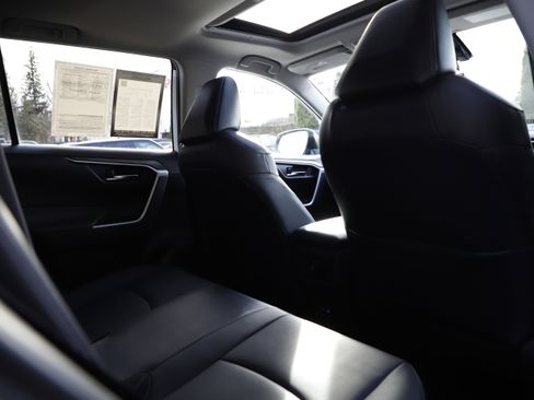 Used 2022 Toyota RAV4 XLE Premium image 10