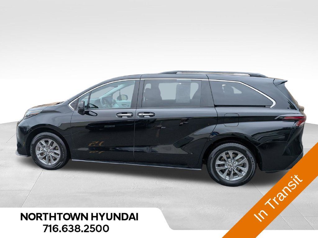 Used 2026 Toyota Sienna XLE FWD image 3