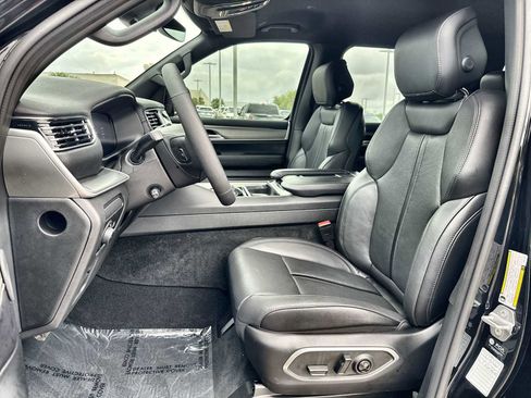 Used 2025 Jeep Wagoneer L Series II w/ 8-pass Seating Package AWD/4WD image 3