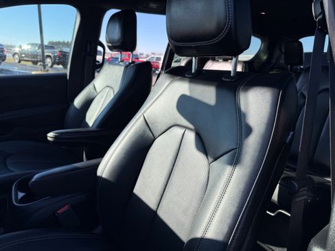 Used 2025 Chrysler Pacifica Select image 17