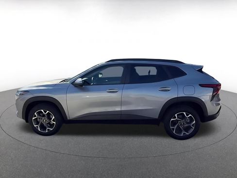Used 2025 Chevrolet Trax LT FWD image 9