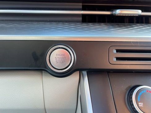 Certified 2024 Kia Carnival LX image 18