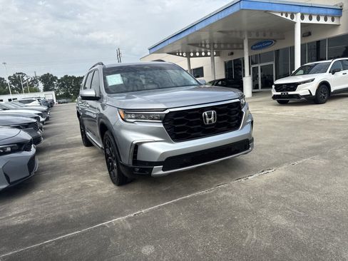 Certified 2025 Honda Pilot Touring image 3