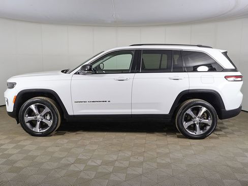 Used 2023 Jeep Grand Cherokee Limited image 14