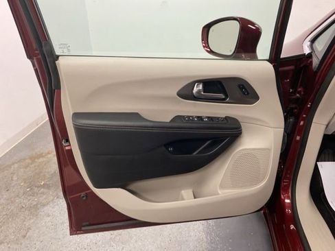 Used 2022 Chrysler Pacifica Touring-L image 18