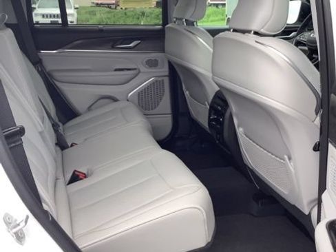 Certified 2023 Jeep Grand Cherokee Overland w/ Luxury Tech Group IV AWD/4WD image 21
