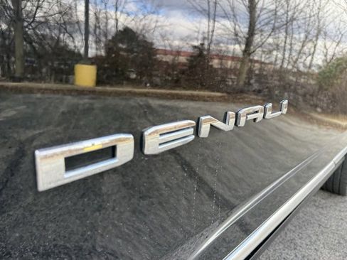 Used 2021 GMC Yukon Denali w/ Denali Premium Package image 9
