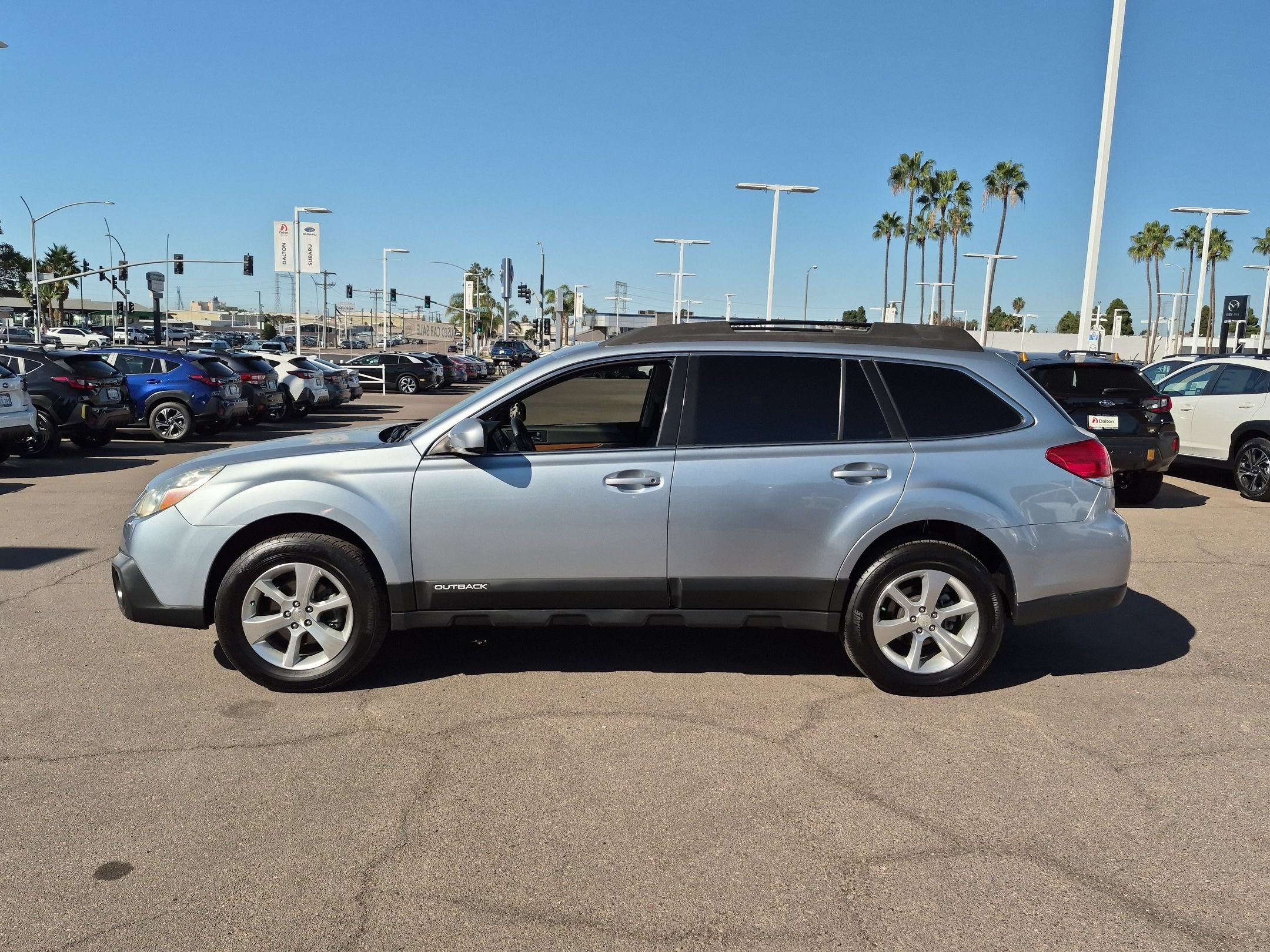 Used 2013 Subaru Outback 2.5i Limited w/ Moonroof Pkg AWD/4WD image 4