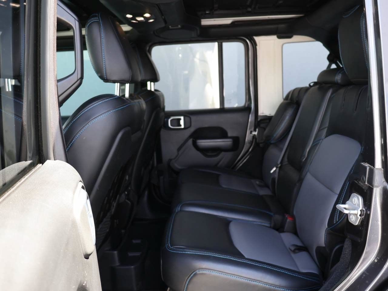 Used 2021 Jeep Wrangler Unlimited Rubicon 4xe w/ Cold Weather Group AWD/4WD image 10