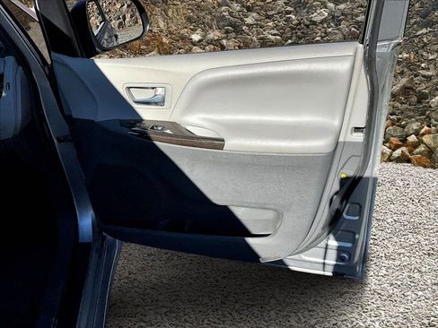 Used 2018 Toyota Sienna XLE w/ XLE Navigation Package image 22