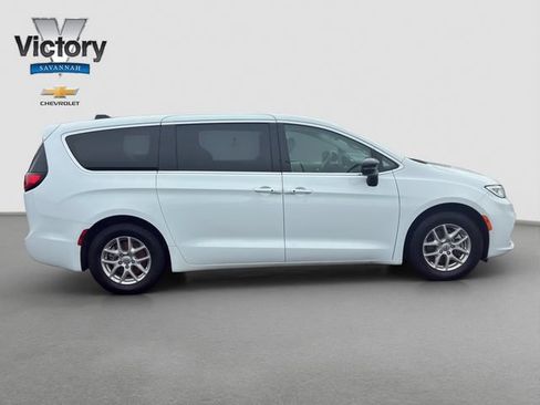 Used 2024 Chrysler Pacifica Touring-L FWD image 8