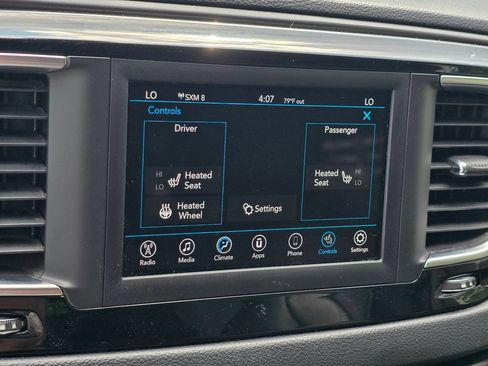 Used 2020 Chrysler Pacifica Touring-L FWD image 40