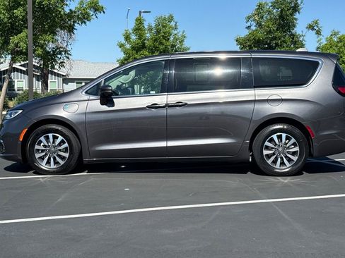 Used 2022 Chrysler Pacifica Touring-L w/ Uconnect Theater Family Group FWD image 14