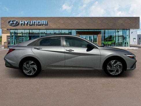 New 2025 Hyundai Elantra SEL image 9