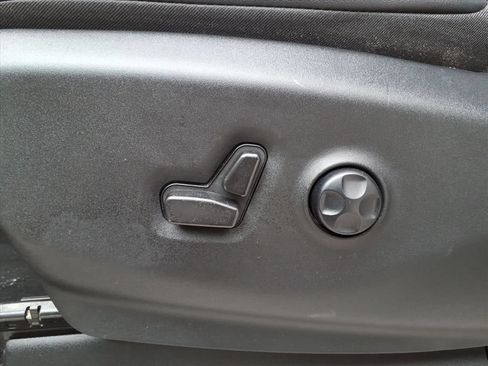 Used 2024 Chrysler Pacifica Touring-L FWD image 12