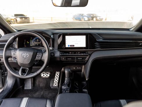 Used 2025 Toyota Camry SE w/ Convenience Package image 9