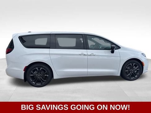 New 2026 Chrysler Pacifica Select image 12