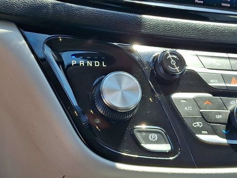 Used 2023 Chrysler Pacifica Touring-L FWD image 22