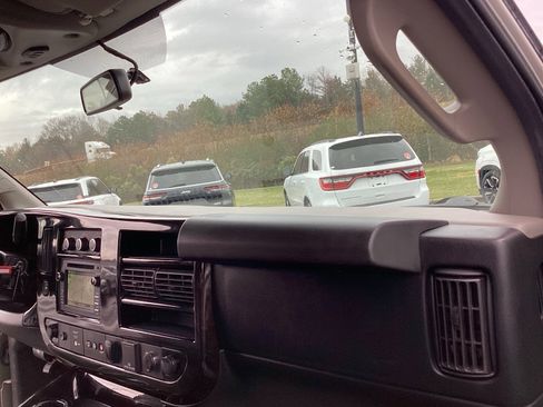 Used 2018 Chevrolet Express 2500 w/ Enhanced Convenience Package image 16