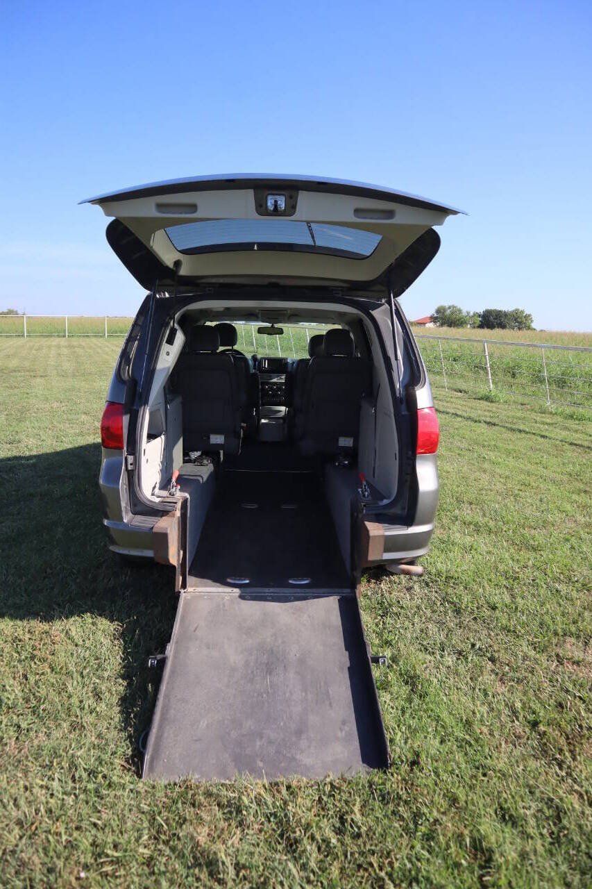 Used 2010 Volkswagen Routan SE FWD image 10
