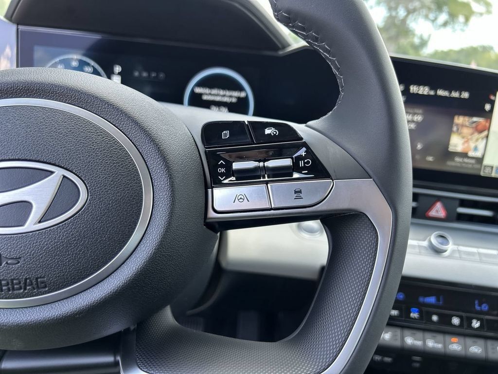 New 2025 Hyundai Elantra Limited FWD image 28