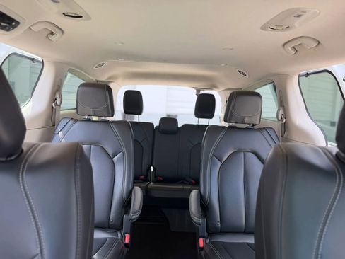 Used 2023 Chrysler Pacifica Touring-L FWD image 36