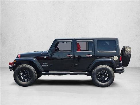 Used 2013 Jeep Wrangler Unlimited Sahara w/ Connectivity Group AWD/4WD image 9