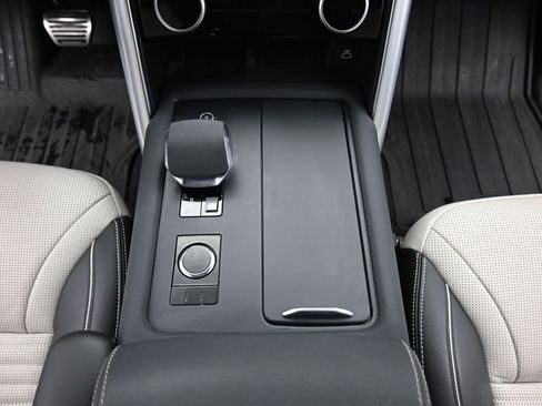 Used 2023 Land Rover Discovery HSE R-Dynamic AWD/4WD image 12