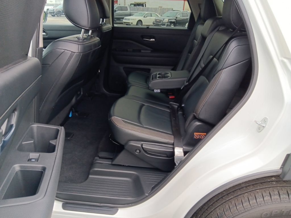 Used 2023 Nissan Pathfinder SL AWD/4WD image 34